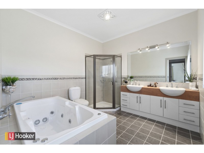 16 McMeekins Road, Swan Reach VIC 3903