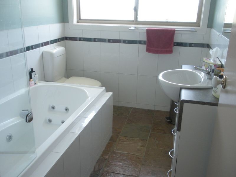 5 Highland Court, Lakes Entrance VIC 3909