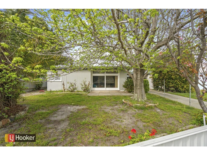 76 Roadknight Street, Lakes Entrance VIC 3909