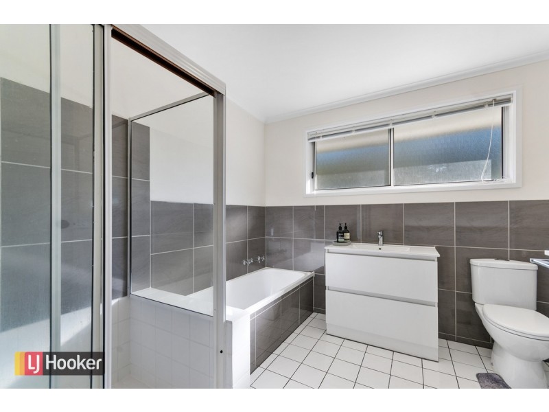 13 Christopher Court, Lakes Entrance VIC 3909