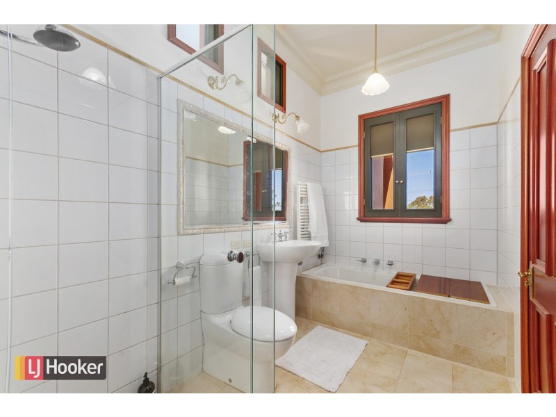 9 Seaview Parade, Lakes Entrance VIC 3909