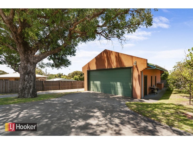 9 Seaview Parade, Lakes Entrance VIC 3909