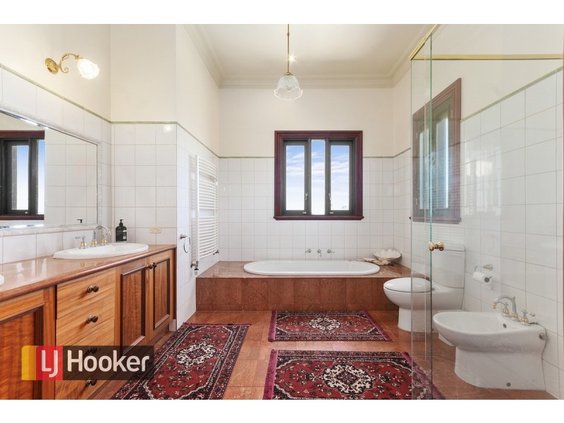 9 Seaview Parade, Lakes Entrance VIC 3909