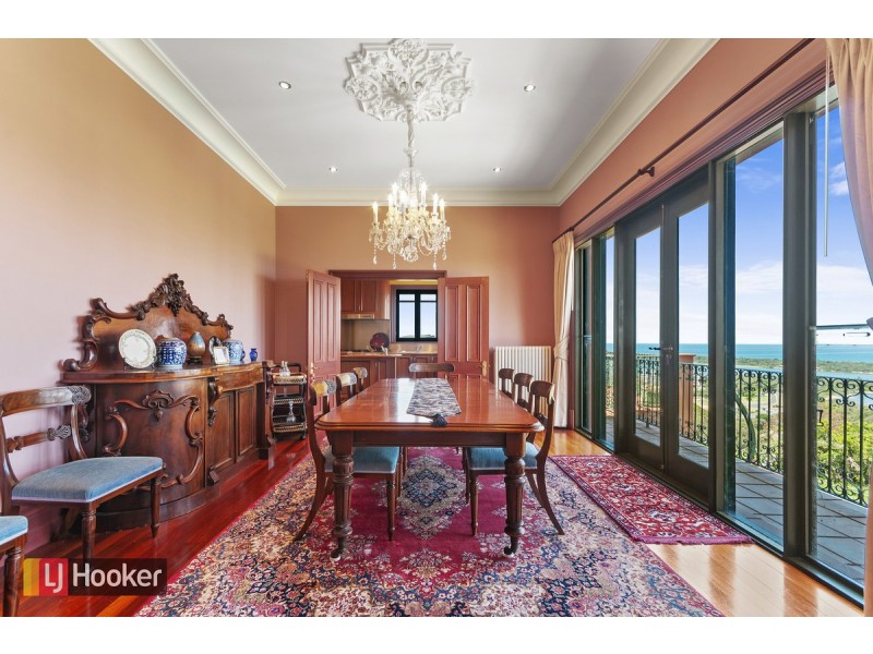 9 Seaview Parade, Lakes Entrance VIC 3909