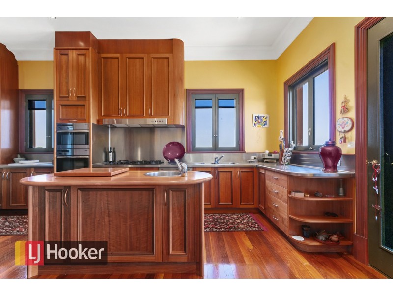 9 Seaview Parade, Lakes Entrance VIC 3909