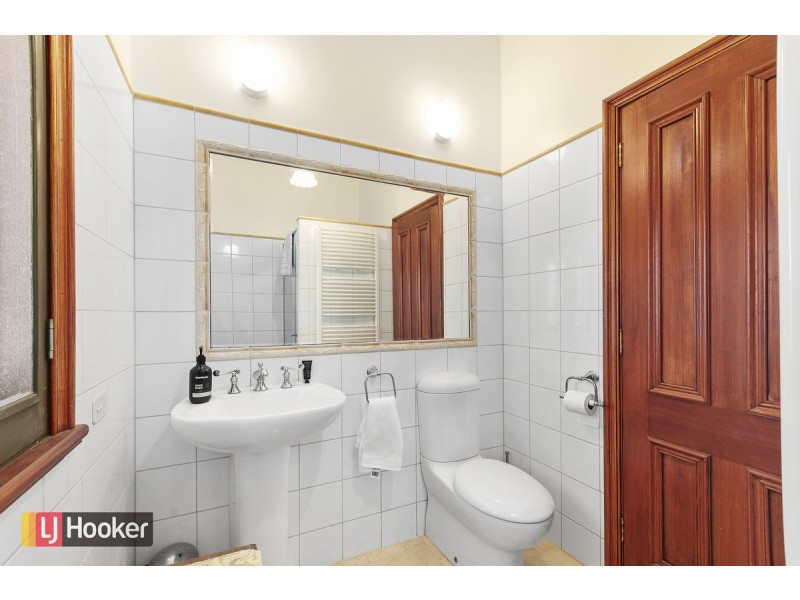 9 Seaview Parade, Lakes Entrance VIC 3909