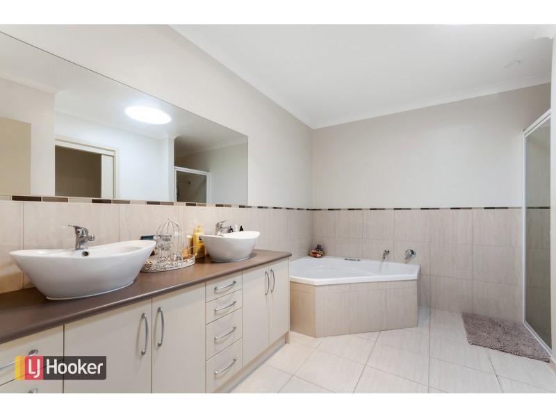 15 Outlook Avenue, Lakes Entrance VIC 3909