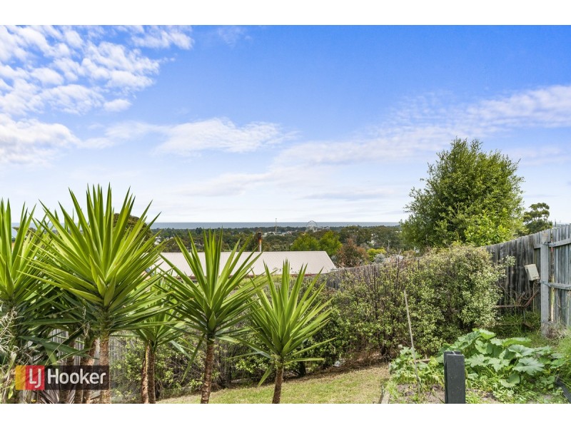 15 Outlook Avenue, Lakes Entrance VIC 3909