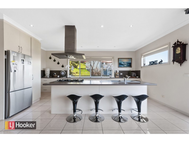 15 Outlook Avenue, Lakes Entrance VIC 3909