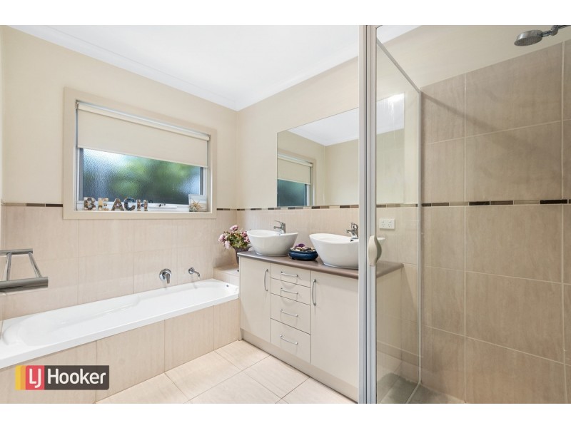 15 Outlook Avenue, Lakes Entrance VIC 3909