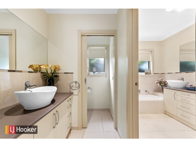 15 Outlook Avenue, Lakes Entrance VIC 3909