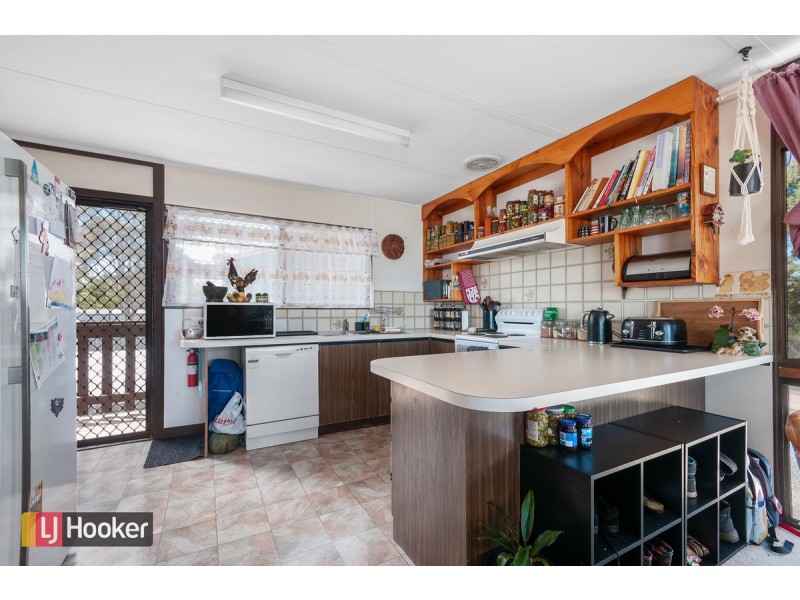 49 Ocean View Parade, Lakes Entrance VIC 3909