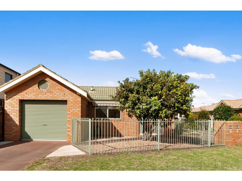 1/64 Roadknight Street, Lakes Entrance VIC 3909
