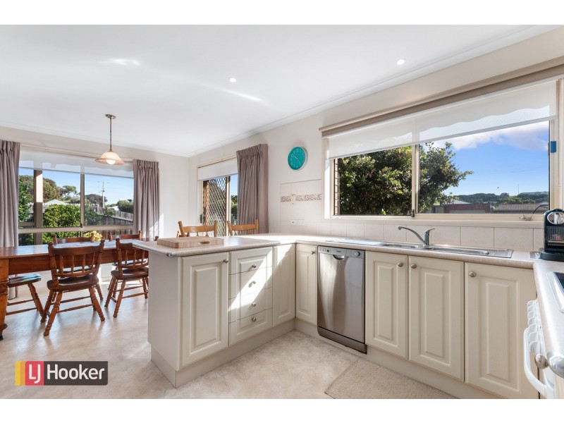 1/64 Roadknight Street, Lakes Entrance VIC 3909
