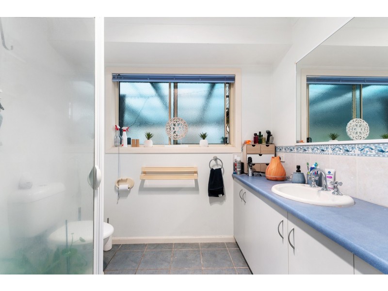 42 Lindamay Court, Lakes Entrance VIC 3909