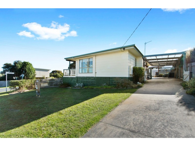 8 Mist Street, Lakes Entrance VIC 3909