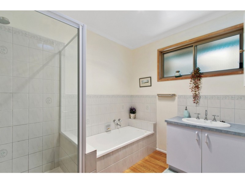 8 Mist Street, Lakes Entrance VIC 3909