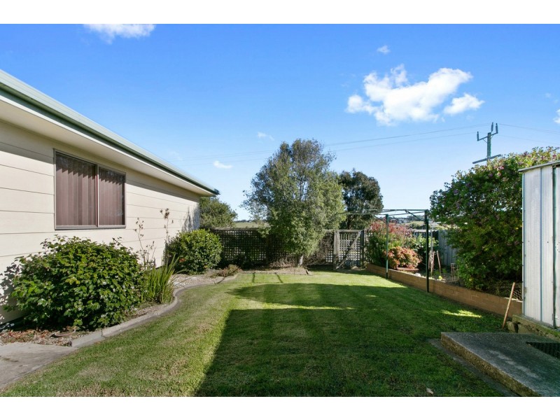 8 Mist Street, Lakes Entrance VIC 3909