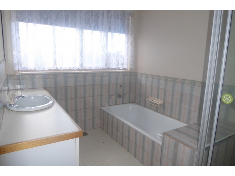 13 Bassett Road, Lakes Entrance VIC 3909