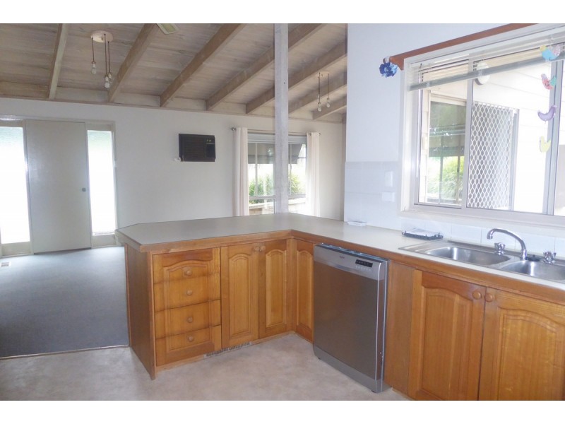 13 Bassett Road, Lakes Entrance VIC 3909