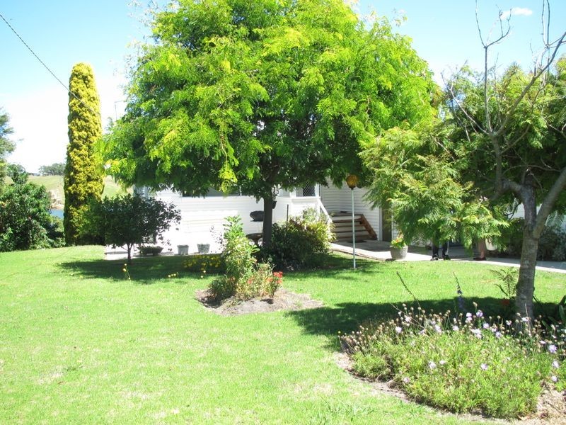 24 Ferndale Parade, Lakes Entrance VIC 3909