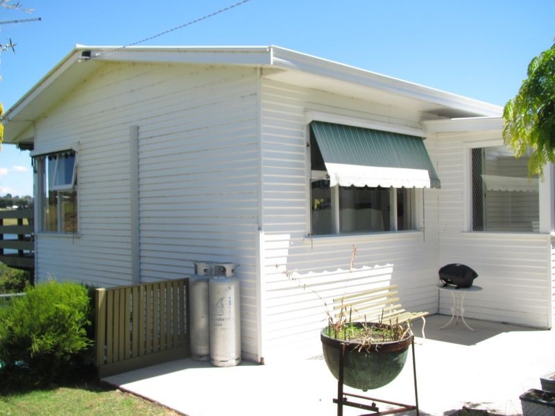 24 Ferndale Parade, Lakes Entrance VIC 3909