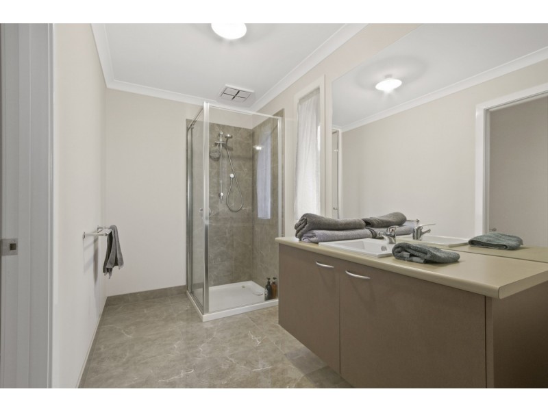 48 Capes Road, Lakes Entrance VIC 3909