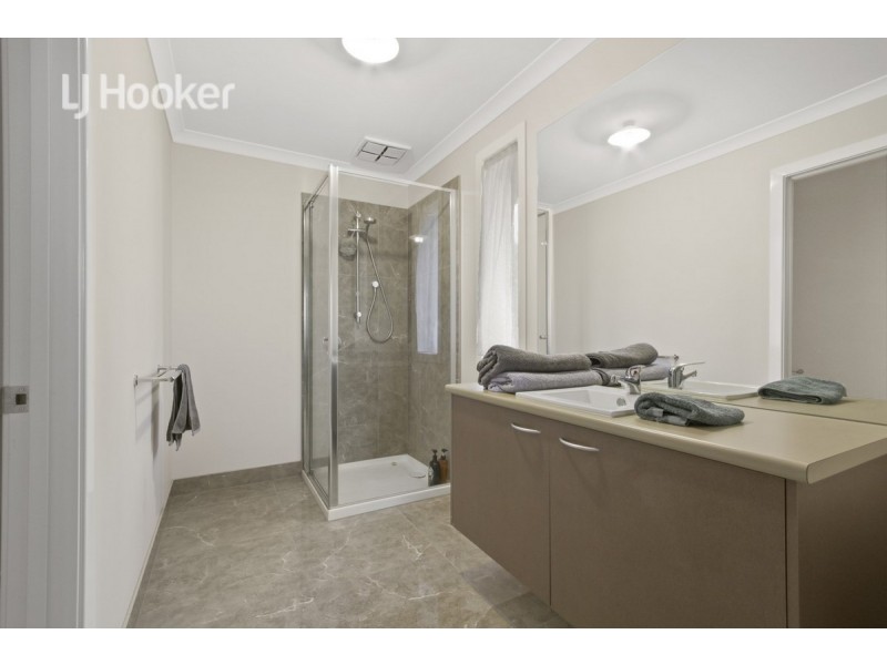 48 Capes Road, Lakes Entrance VIC 3909