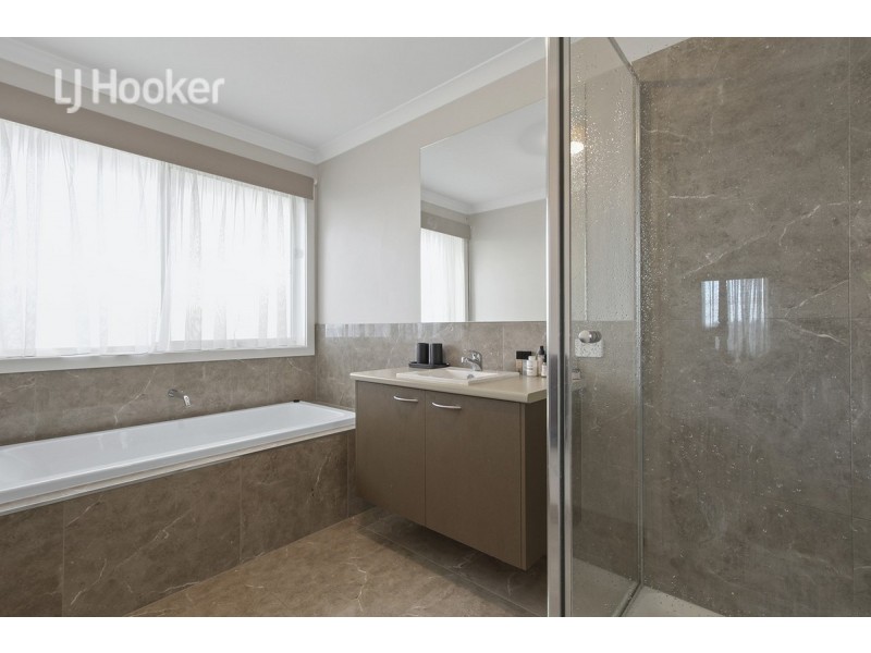 48 Capes Road, Lakes Entrance VIC 3909