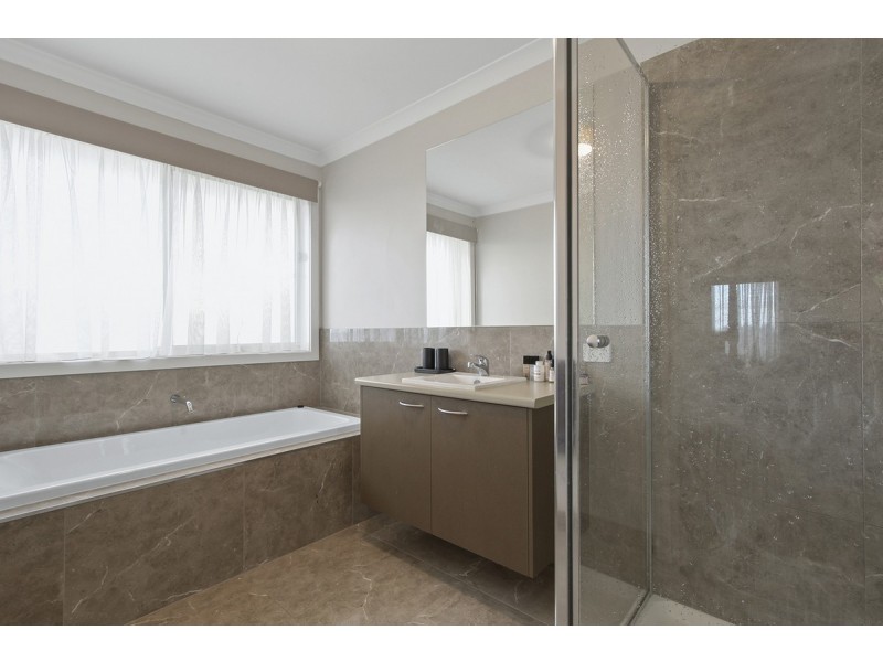 48 Capes Road, Lakes Entrance VIC 3909