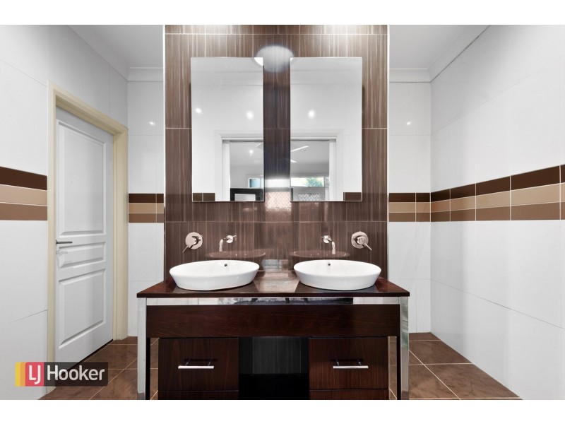 1/2 North Street, Lakes Entrance VIC 3909