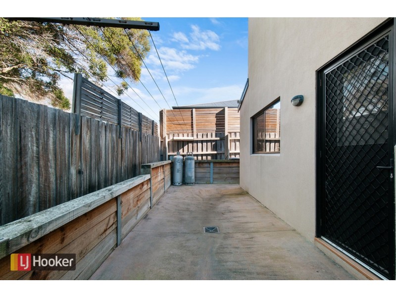 1/2 North Street, Lakes Entrance VIC 3909