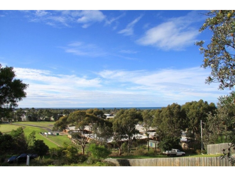 17 Outlook Avenue, Lakes Entrance VIC 3909