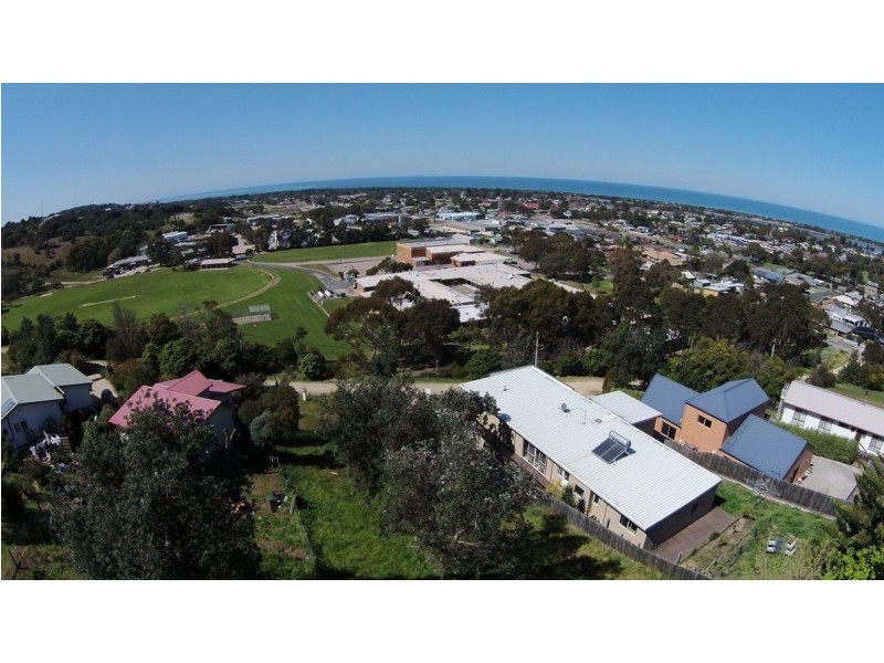 17 Outlook Avenue, Lakes Entrance VIC 3909