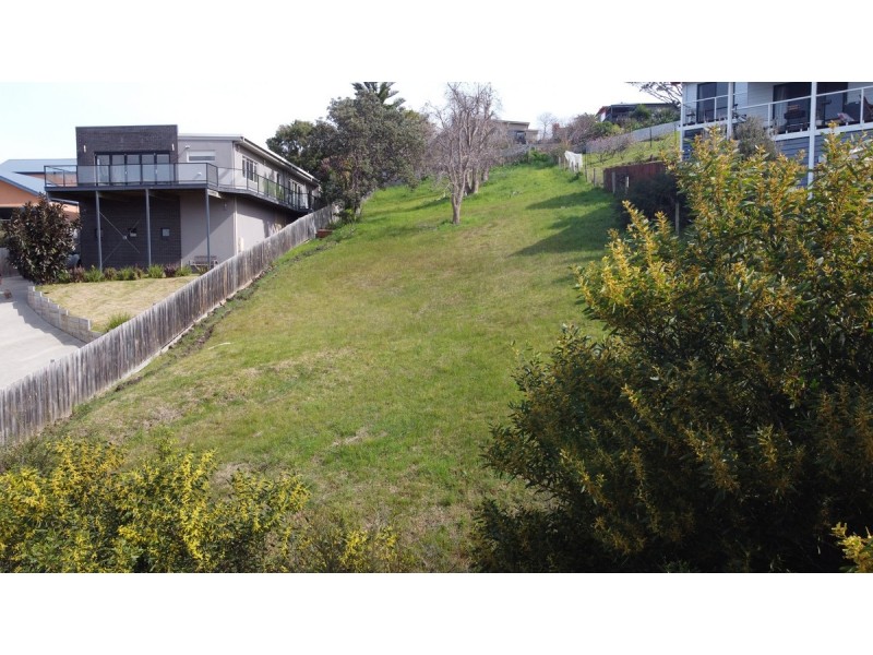 17 Outlook Avenue, Lakes Entrance VIC 3909