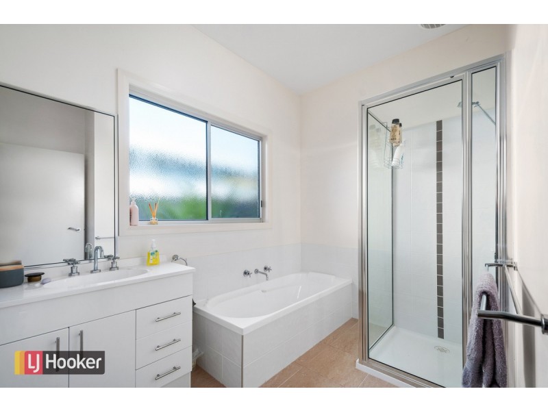 24 Laughtons Road, Kalimna VIC 3909