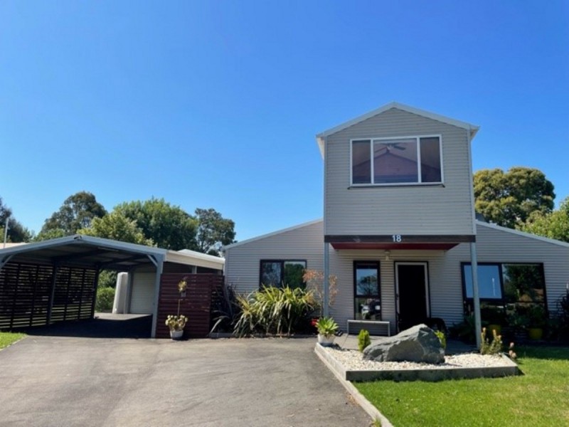 18 Falcon Grove, Metung VIC 3904