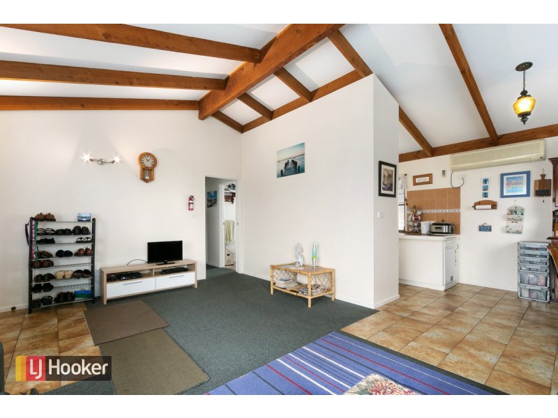 3 Roslyn Court, Lakes Entrance VIC 3909