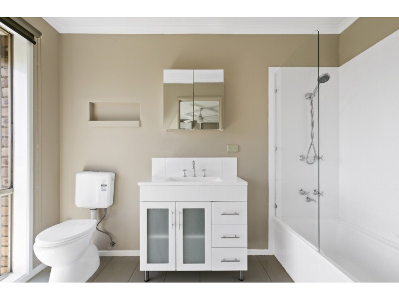 16 Ocean Court, Lakes Entrance VIC 3909