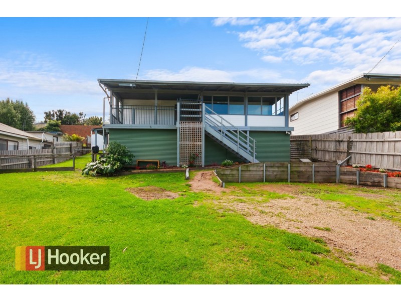 17 Daniel Street, Lakes Entrance VIC 3909