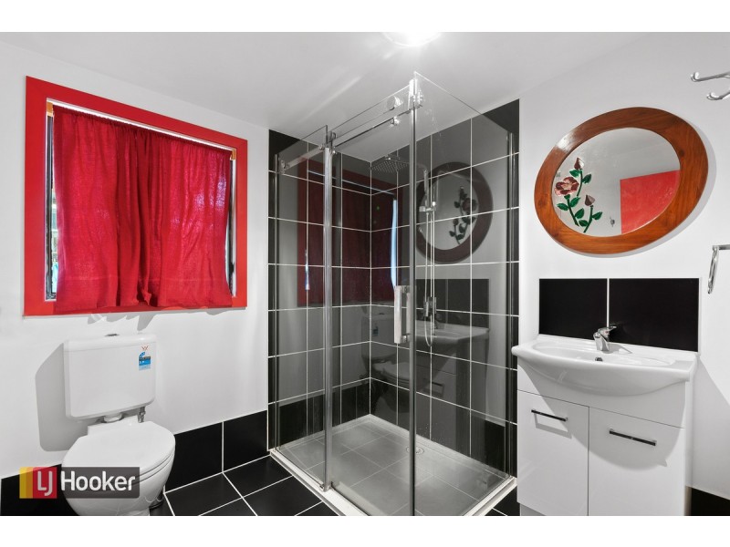 17 Daniel Street, Lakes Entrance VIC 3909