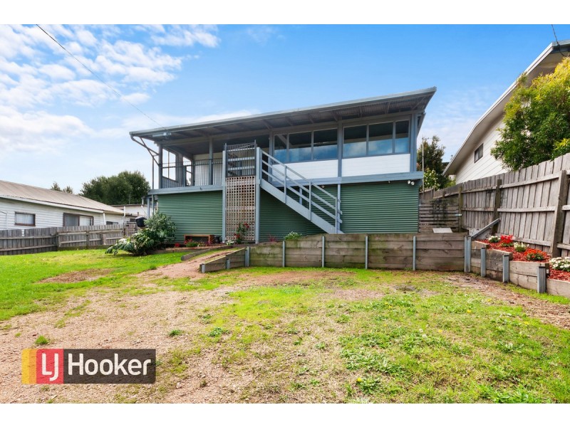 17 Daniel Street, Lakes Entrance VIC 3909