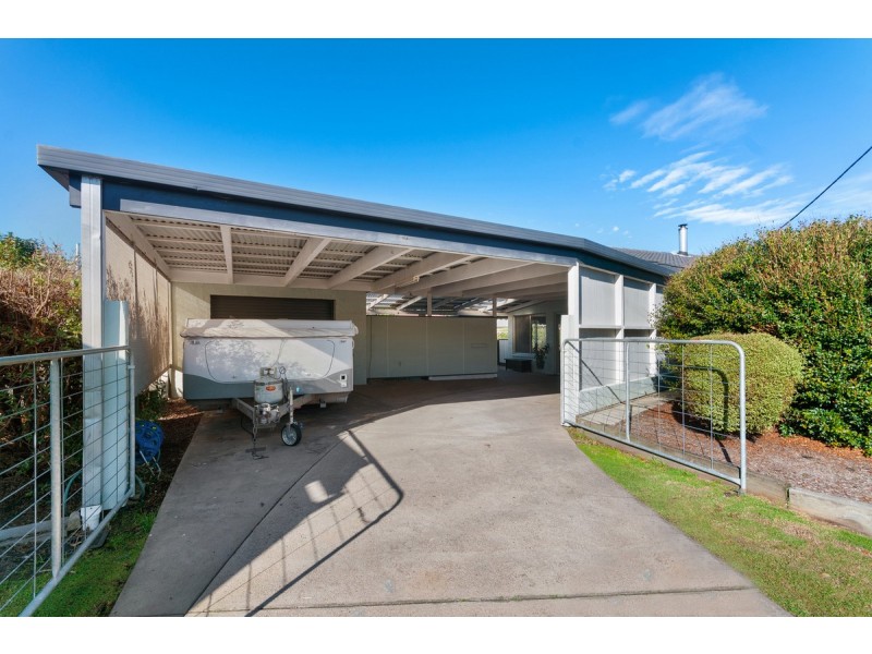 15 Ferndale Parade, Lakes Entrance VIC 3909
