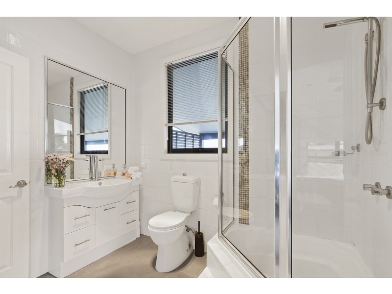 8 Grandview Road, Lakes Entrance VIC 3909