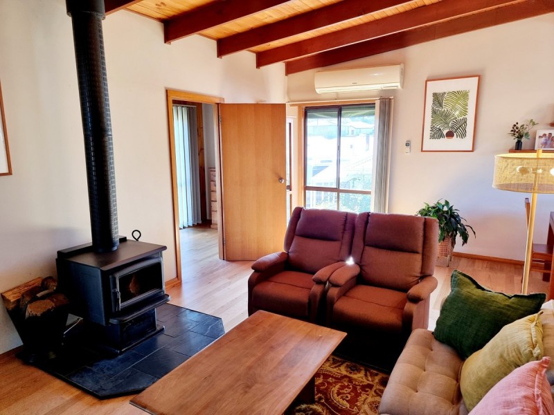 6 Tanjil Grove, Lakes Entrance VIC 3909