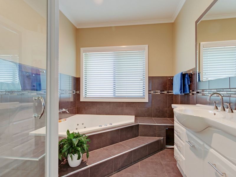 16 Lindamay Court, Lakes Entrance VIC 3909