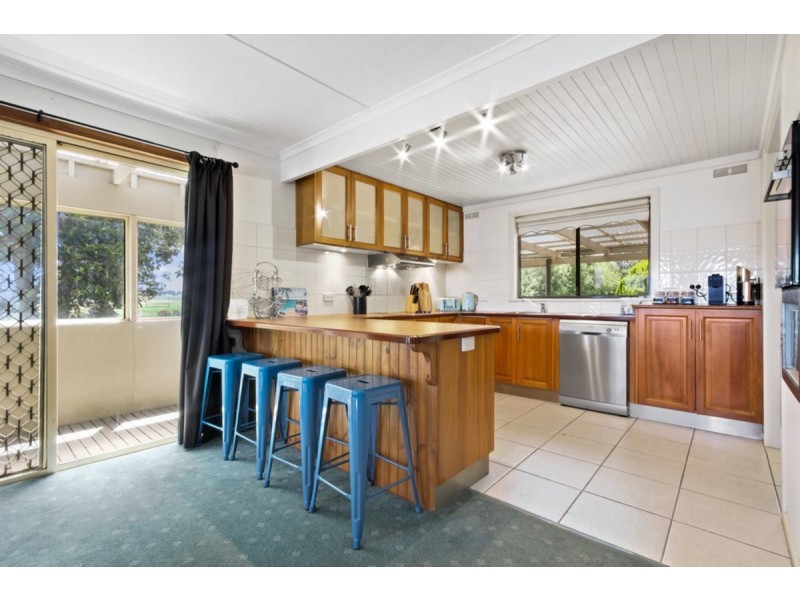 11 Ocean View Parade, Lakes Entrance VIC 3909