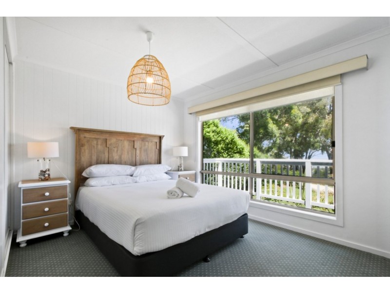 11 Ocean View Parade, Lakes Entrance VIC 3909