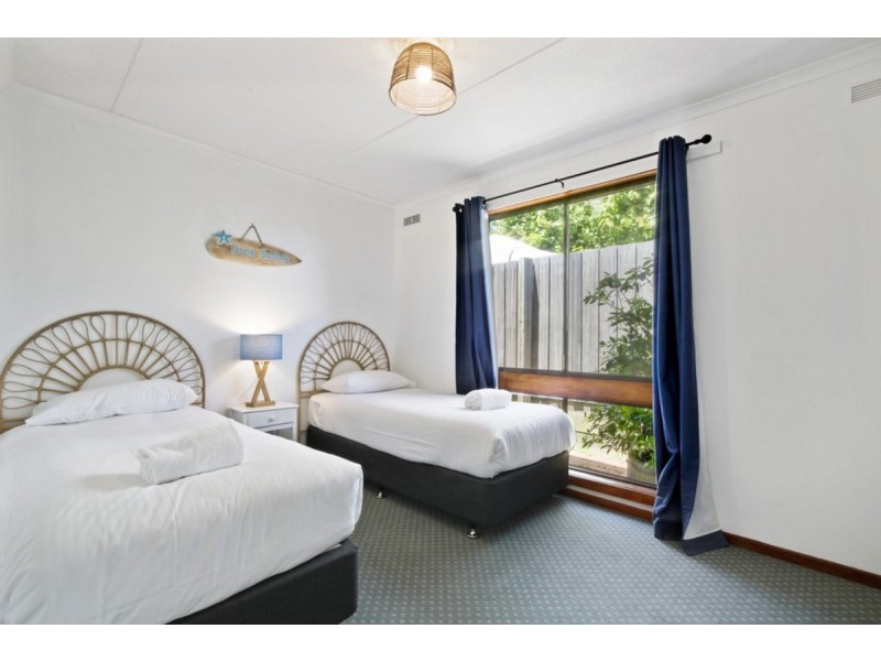 11 Ocean View Parade, Lakes Entrance VIC 3909