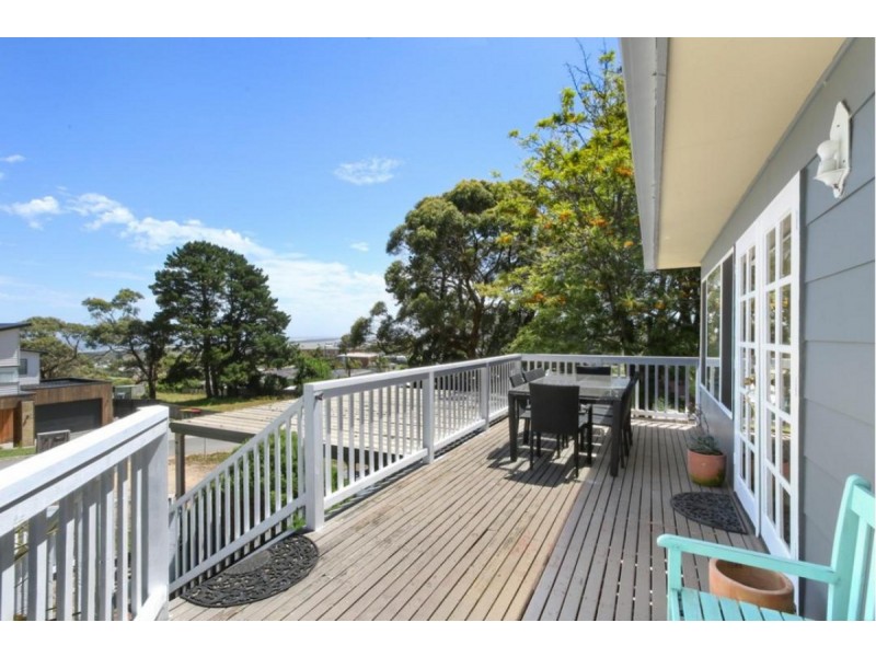 11 Ocean View Parade, Lakes Entrance VIC 3909